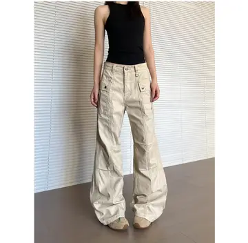 블랙·아이보리 톤 셔링 카고팬츠와 나시 전신 코디 사진