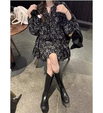 블랙·그레이 톤 플라워 원피스 전신 코디 사진
