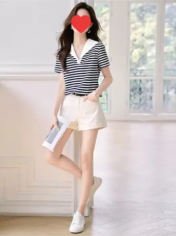 네이비 스트라이프 반팔티와 아이보리 반바지 전신 코디 사진