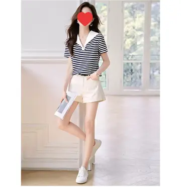 블랙·그레이 톤 스트라이프 반팔티와 반바지 전신 코디 사진