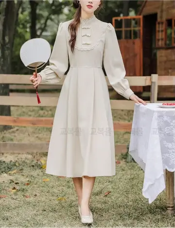 레이스 롱원피스와 아이보리 코트 전신 코디 사진
