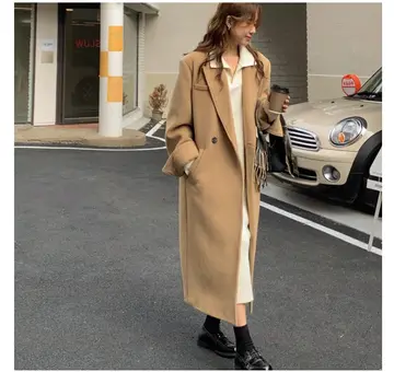 카멜·아이보리 톤 니트원피스와 코트 전신 코디 사진