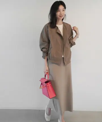 브라운·베이지 톤 트위드자켓과 롱스커트 전신 코디 사진