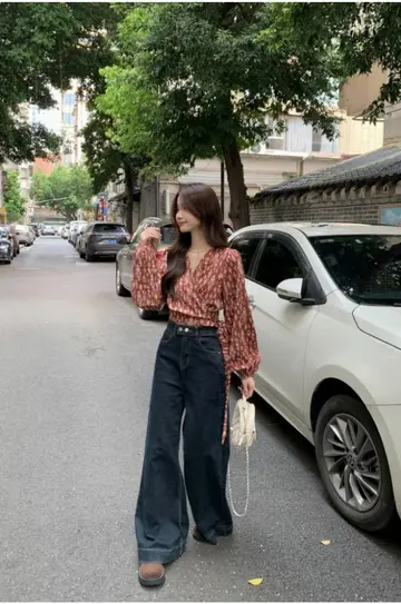 블랙·브라운 톤 블라우스와 청바지 전신 코디 사진