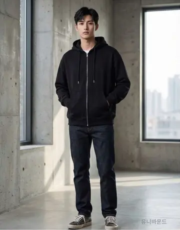 블랙 오버핏 후드집업과 후드티 전신 코디 사진