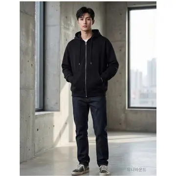 블랙·화이트 톤 후드집업과 후드티 전신 코디 사진