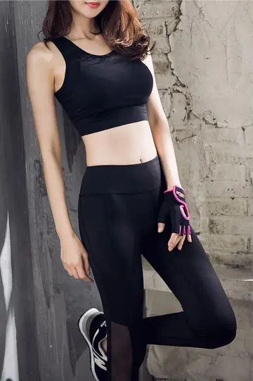 레깅스와 블랙 나시 전신 코디 사진