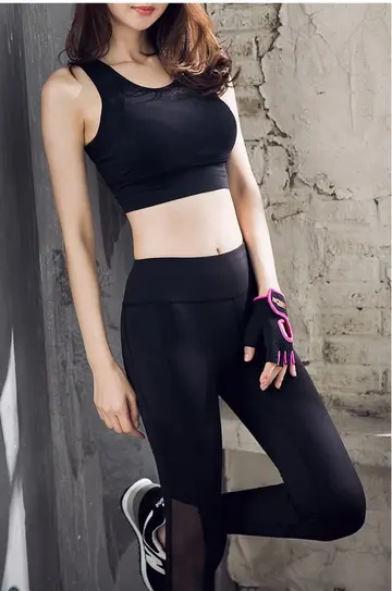 블랙·차콜 톤 레깅스와 나시 전신 코디 사진