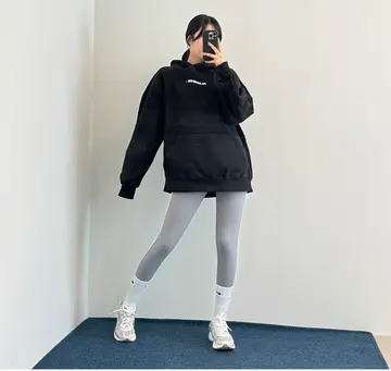 블랙·화이트 톤 하이웨스트 레깅스와 후드티 전신 코디 사진