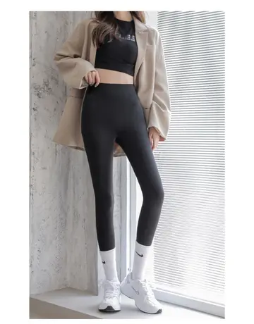 블랙·차콜 톤 부츠컷 레깅스와 나시 전신 코디 사진