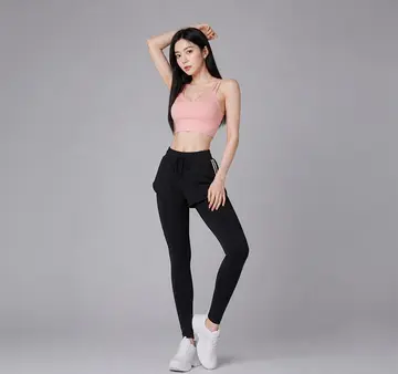 핑크·블랙 톤 레깅스와 나시 전신 코디 사진