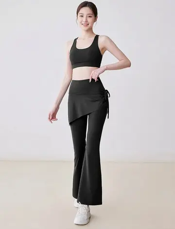 차콜·블랙 톤 스커트와 베스트 전신 코디 사진