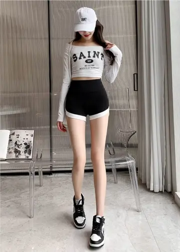블랙 슬림핏 반바지와 나시 전신 코디 사진