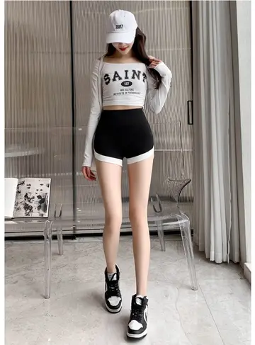 화이트·베이지 톤 반바지와 나시 전신 코디 사진