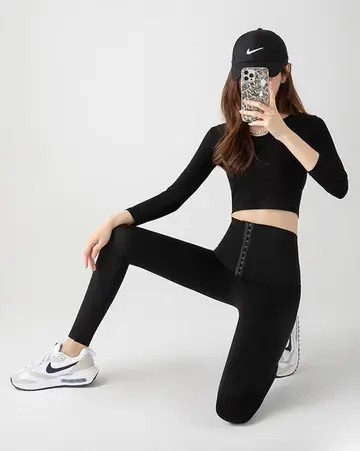 블랙 레깅스와 블랙 재킷 전신 코디 사진