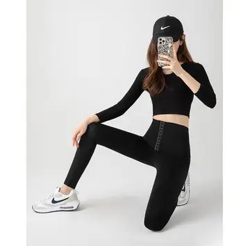 블랙·차콜 톤 레깅스와 재킷 전신 코디 사진