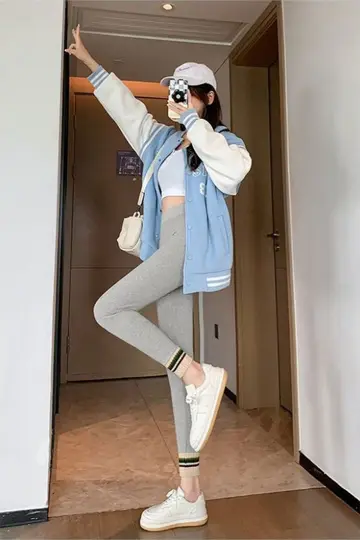 그레이 기모 레깅스와 스카이블루 재킷 전신 코디 사진
