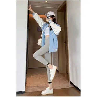 베이지·스카이블루 톤 기모 레깅스와 재킷 전신 코디 사진