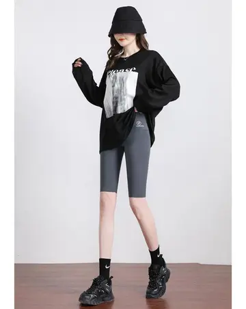 블랙·그레이 톤 하이웨스트 레깅스와 재킷 전신 코디 사진