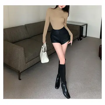 베이지·블랙 톤 긴팔티와 반바지 전신 코디 사진