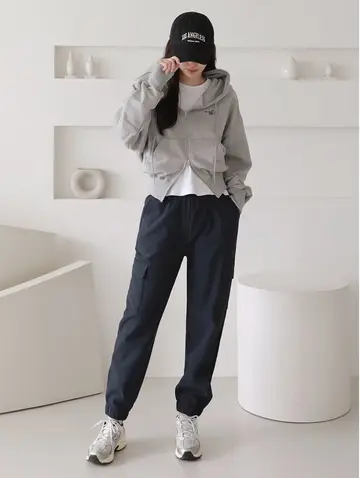 그레이·차콜 톤 조거팬츠와 집업 전신 코디 사진