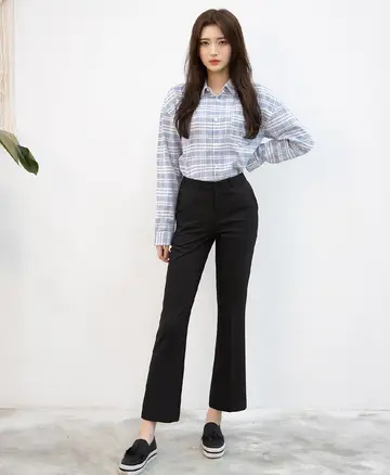 블랙 부츠컷 슬랙스와 체크 셔츠 전신 코디 사진