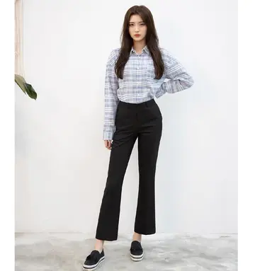 블랙·스카이블루 톤 부츠컷 슬랙스와 셔츠 전신 코디 사진