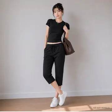 블랙·아이보리 톤 조거팬츠와 반팔티 전신 코디 사진