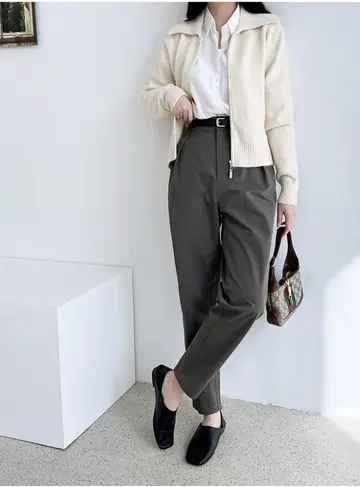 차콜·그레이 톤 카고팬츠와 가디건 전신 코디 사진