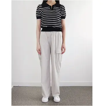 블랙·베이지 톤 와이드팬츠와 카라티 전신 코디 사진