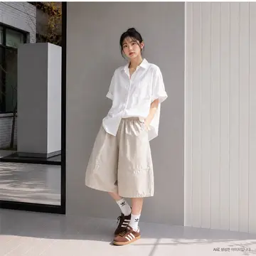 화이트·베이지 톤 반바지와 셔츠 전신 코디 사진