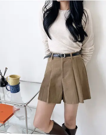 그레이·브라운 톤 코듀로이 반바지와 가디건 전신 코디 사진
