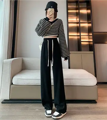 블랙 오버핏 와이드팬츠와 니트 전신 코디 사진