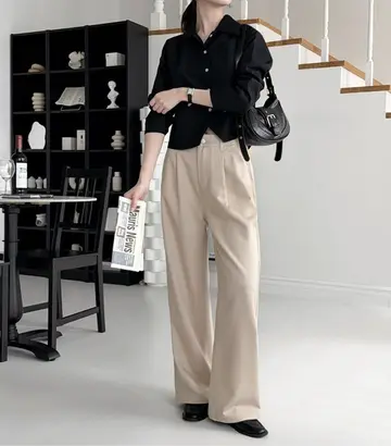 블랙·차콜 톤 와이드팬츠와 셔츠 전신 코디 사진