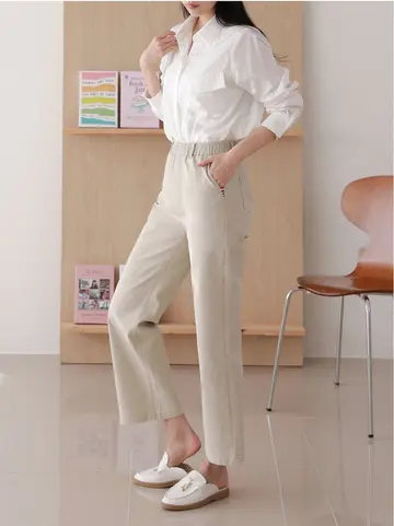 아이보리·화이트 톤 와이드팬츠와 셔츠 전신 코디 사진
