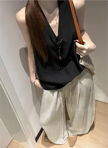 베이지 오버핏 린넨 와이드팬츠와 블랙 나시 전신 코디 사진