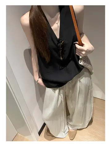 블랙·브라운 톤 린넨 와이드팬츠와 나시 전신 코디 사진