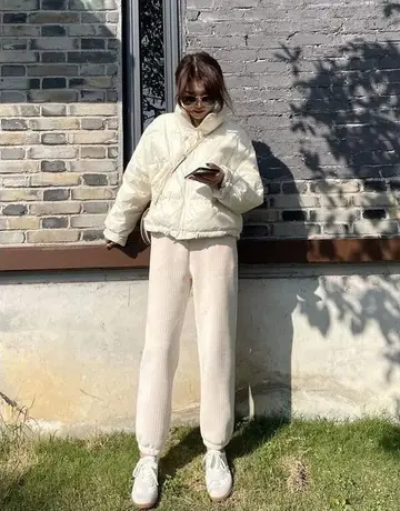 베이지 오버핏 코듀로이 조거팬츠와 아이보리 패딩 전신 코디 사진