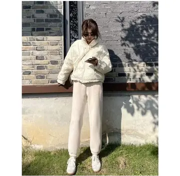 아이보리·베이지 톤 코듀로이 조거팬츠와 패딩 전신 코디 사진