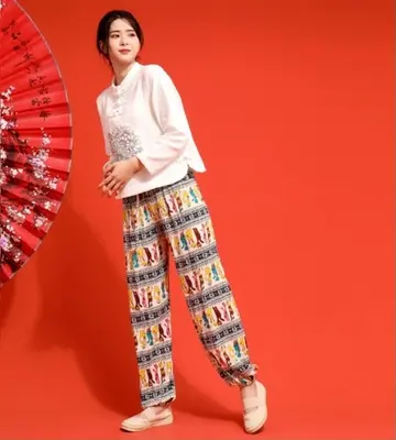 카멜 오버핏 조거팬츠와 화이트 블라우스 전신 코디 사진