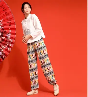 화이트·베이지 톤 조거팬츠와 블라우스 전신 코디 사진
