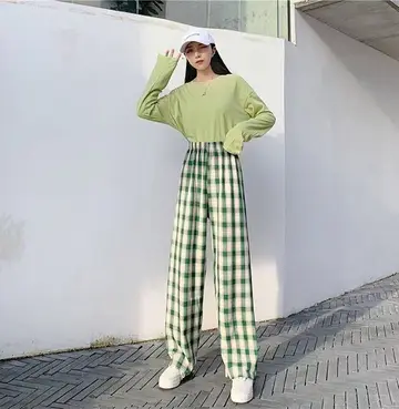 체크 오버핏 기모팬츠와 긴팔티 전신 코디 사진