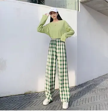 베이지·카키 톤 체크 기모팬츠와 긴팔티 전신 코디 사진