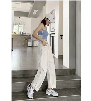 그레이·차콜 톤 하이웨스트 배기팬츠와 나시 전신 코디 사진