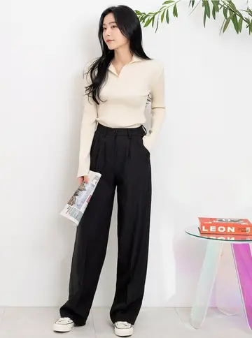 블랙·베이지 톤 슬랙스와 니트 전신 코디 사진