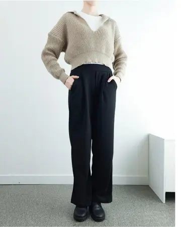 블랙 오버핏 와이드 슬랙스와 베이지 가디건 전신 코디 사진