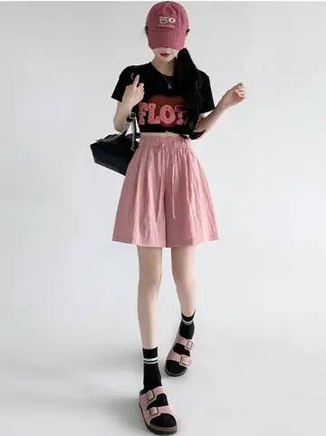 블랙·그레이 톤 와이드 반바지와 반팔티 전신 코디 사진