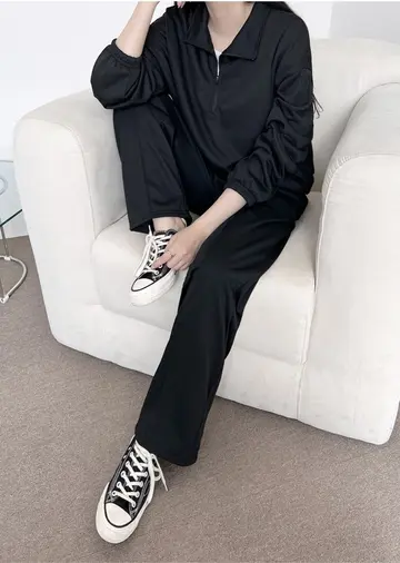 블랙·화이트 톤 와이드팬츠 전신 코디 사진