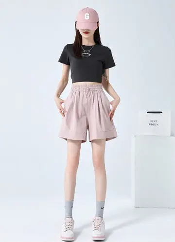 핑크 반바지와 차콜 반팔티 전신 코디 사진