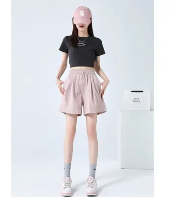 블랙·차콜 톤 반바지와 반팔티 전신 코디 사진
